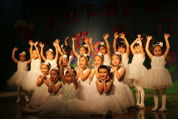 幼儿园活动舞蹈青春活力